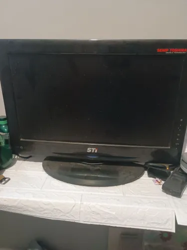 Monitor e torre de computador