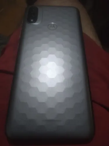 Celular Moto E20 sem trincado, em perfeito estado. Aceito cartão com pequena taxa.