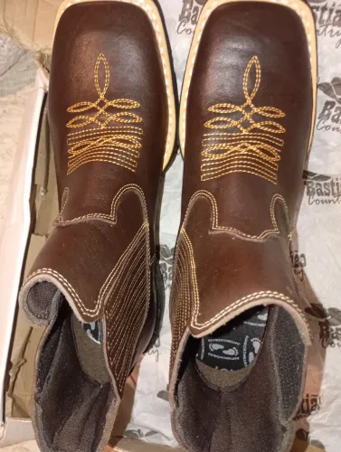 Venda de bota customizada, toda em couro da marca bastião veja número 38 /39 Modelo unisex
