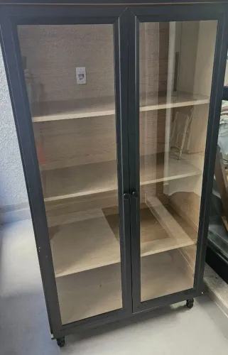 Armário com porta de vidro