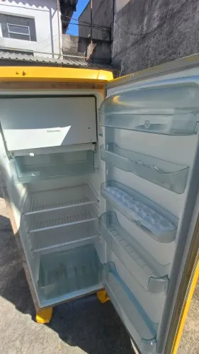 Geladeira Electrolux amarelinha