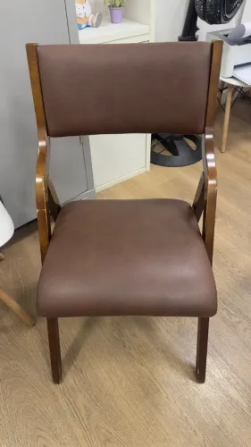 Conjunto de cadeiras dobráveis em estrutura de madeira maciça na cor marrom.