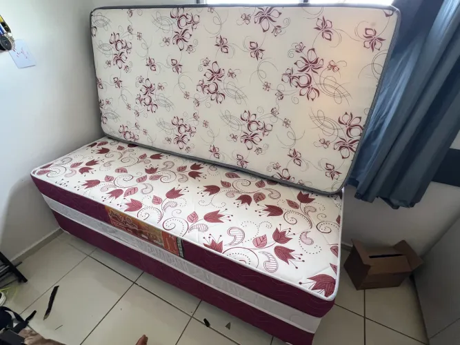 Vendo cama box solteiro com colchão ?