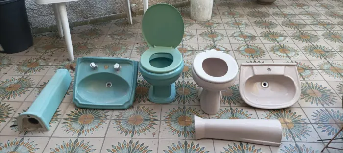 Kit com 01 Espelheira 02 Pias e 02 Vasos Sanitários p/ banheiro
