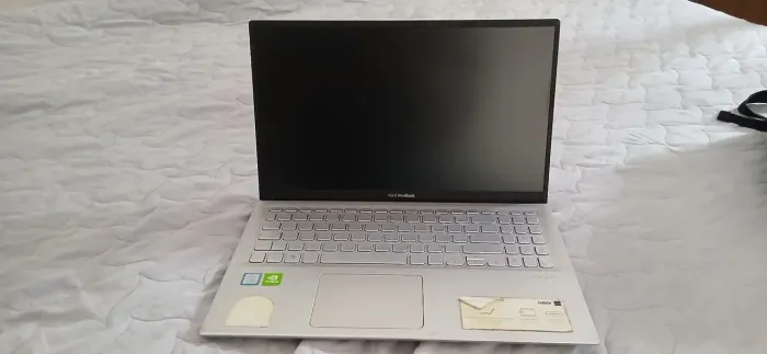 Notebook Asus 17" i7-8 8RAM NvidiaMX230
