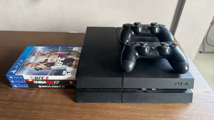 PlayStation 4 com 2 controles + 3 jogos