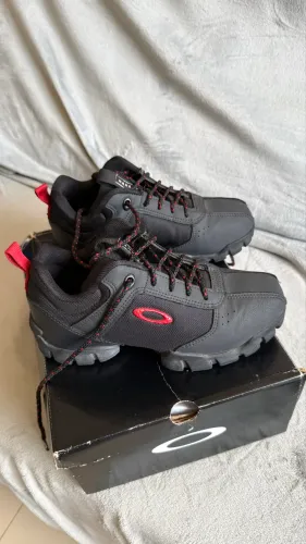 Tênis Oakley