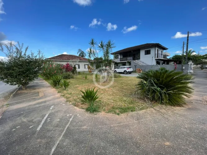 Dois terrenos de esquina ideal para Construção de prédio ou geminados