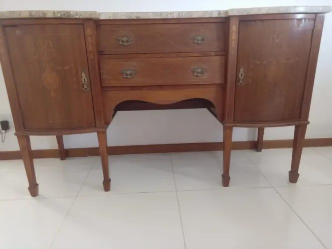 Buffet antigo com mármore 