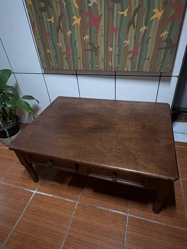 Mesa de Centro de Madeira Maciça com 2 Gavetas - Rústica e Conservada
