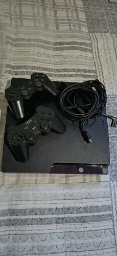 Ps3 completo com dois controles é todos os cabos 3 jogos na memória