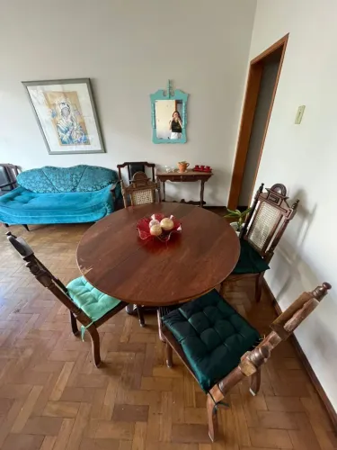 Mesa madeira maciça, com pés talhado em flores