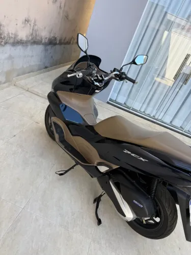 Moto nova bem conservada