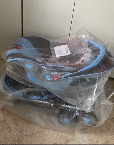 Carrinho de bebê com bebê conforto Cosco