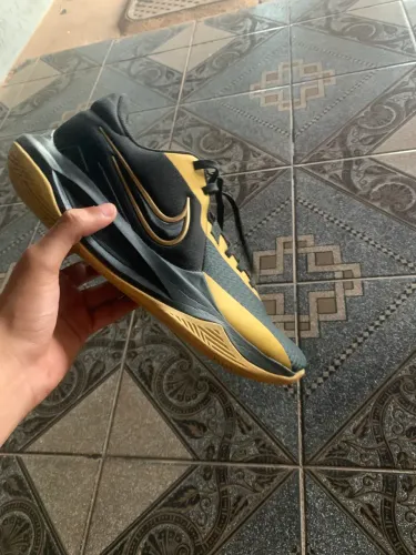 Tênis Nike Precision 6 dourado 