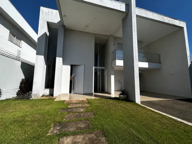 Sobrado 4/4 na 303 sul com energia solar 