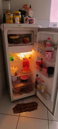 Vende-se uma geladeira seminova