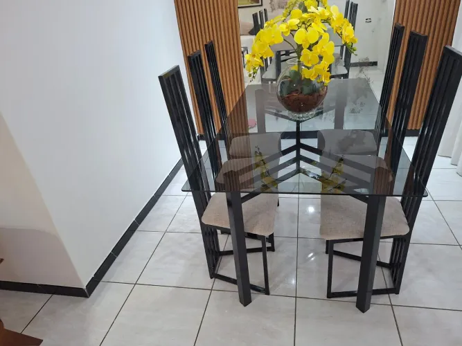 Mesa com 6 cadeira tampo de vidro muito concervada em ótimo estado e uma mesa de centro .