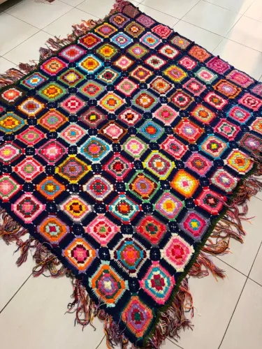 Colcha de crochê artesanal colorida com franjas