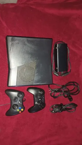 Vendo Xbox 360 com jogos