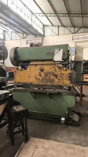 Dobradeira mecânica industrial IGPECOGRAPH, modelo PV 2000, capacidade 30 toneladas