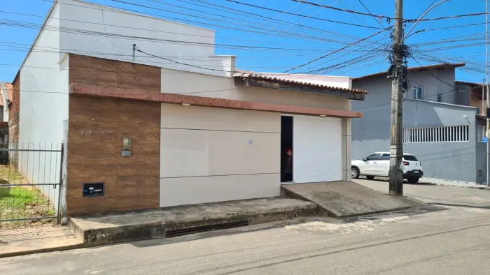 Cosa em condomínio fechado na Av. General Artur Carvalho