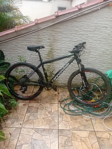 Vende-se Bicicleta fibra de Carbono pouco usada em estado de nova.