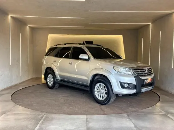 Toyota Hilux SW4 SR 4X2 2.7/ 2.7 Flex 16V Aut. 2013
