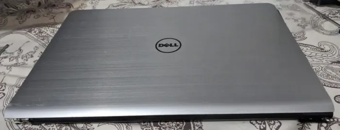 Notebook Dell Inspiron 15-5557 i7 Não liga, reparo ou retirada de peças(Detalhe dobradiça)
