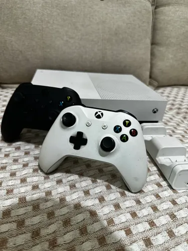 Xbox One S 1TB + 2 Controles Originais