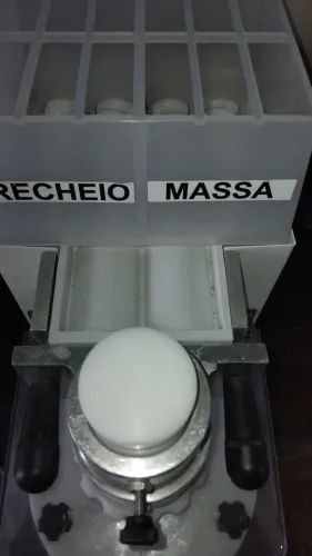 Maquina de modelar salgados 