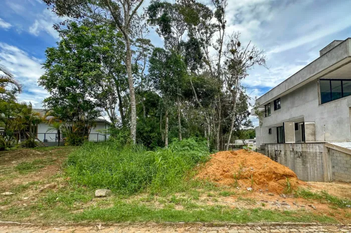 Lote com 850m2 em condomínio no bairro Quebra Frascos, Teresópolis.