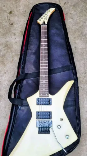 Guitarra Tagima explorer extreme 