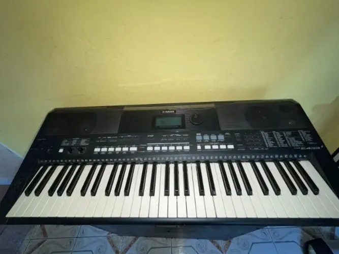 Teclado Yamaha PSR-E433 - 61 Teclas Sensitivas