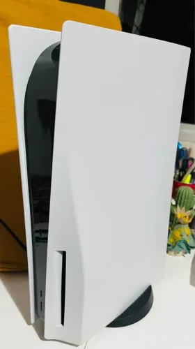 PlayStation 5 (Fat) Leitor + 2 Controles + 4 Jogos + Kit Refrigeração