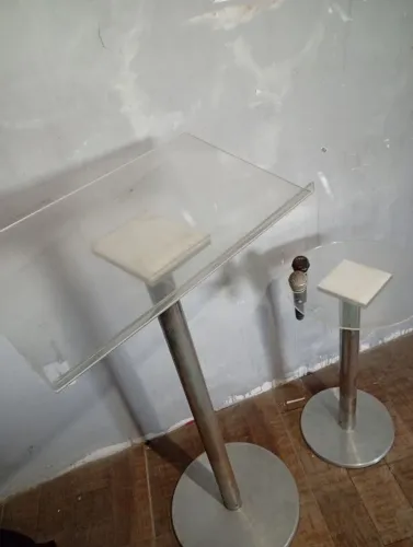 Púlpito e apoio de microfone