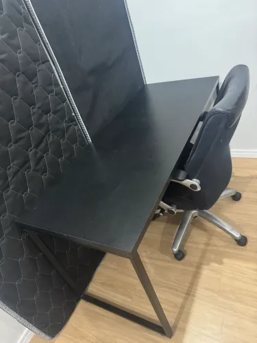 Mesa com cadeira escritório