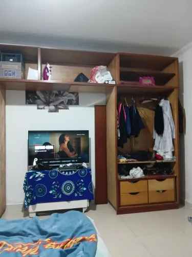 Venda de Closet, madeira boa e antiga