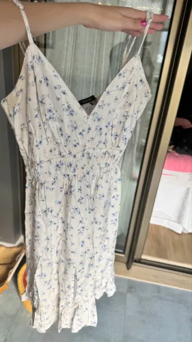 vestido branco com flores azuis da YOUCOM
