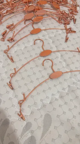 Cabides rose gold com presilhas