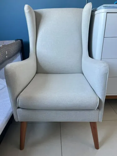 Cadeira Poltrona de Amamentação modelo Fox da Abstrato Compacta e Confortável