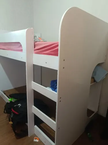 Cama montessoriana com alguns detalhes