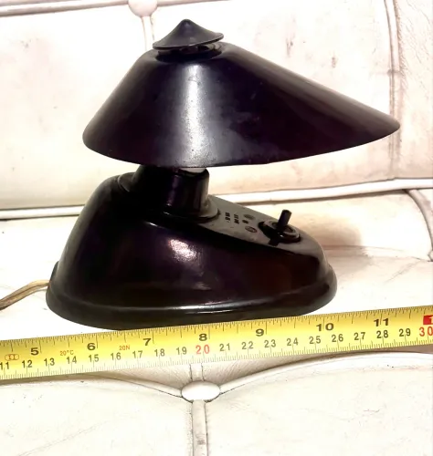 Linda luminária decorativa década 50 de bakelite. Peça de coleção.