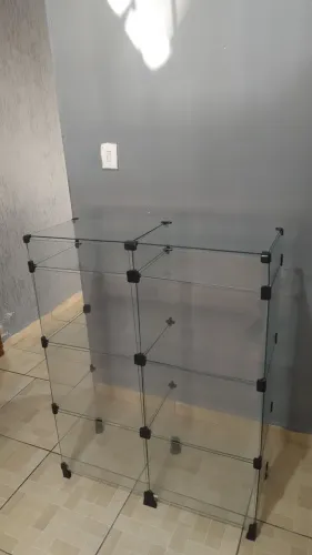 Balcão de vidro e 3 painéis canaletados 2,30×0,60 cm