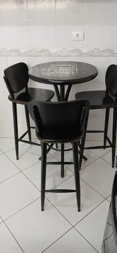 Bistrô e três bancos altos preto Jack Daniels 