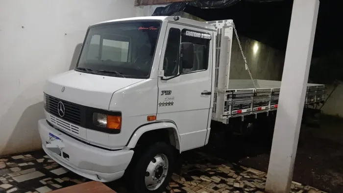 Vendo Mercedinha 710 2009