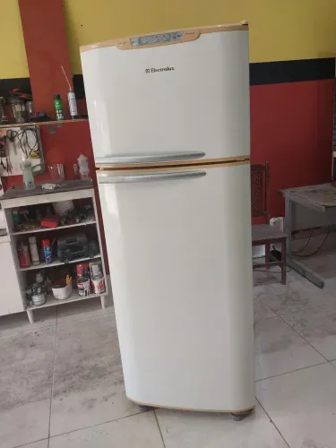 Geladeira Eletrolux dff44 414litros