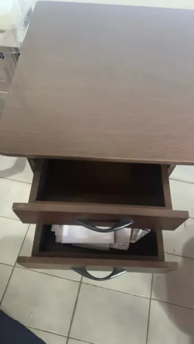 Mesa de escritório com gavetas 