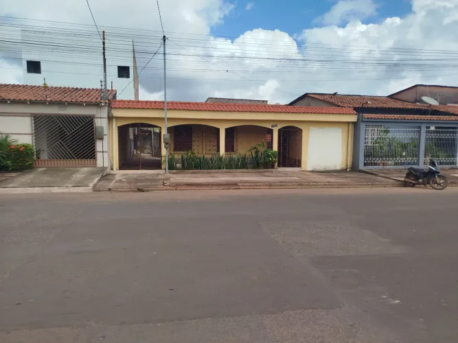 Aluga-se uma casa, bem localizada e toda gradeada