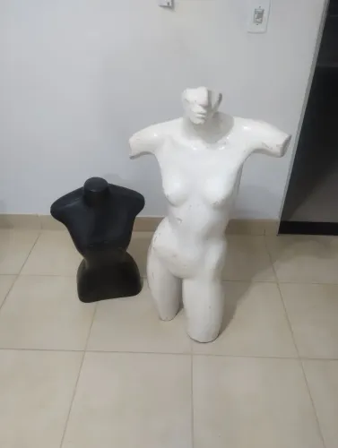 Conjunto de manequins em bom estado